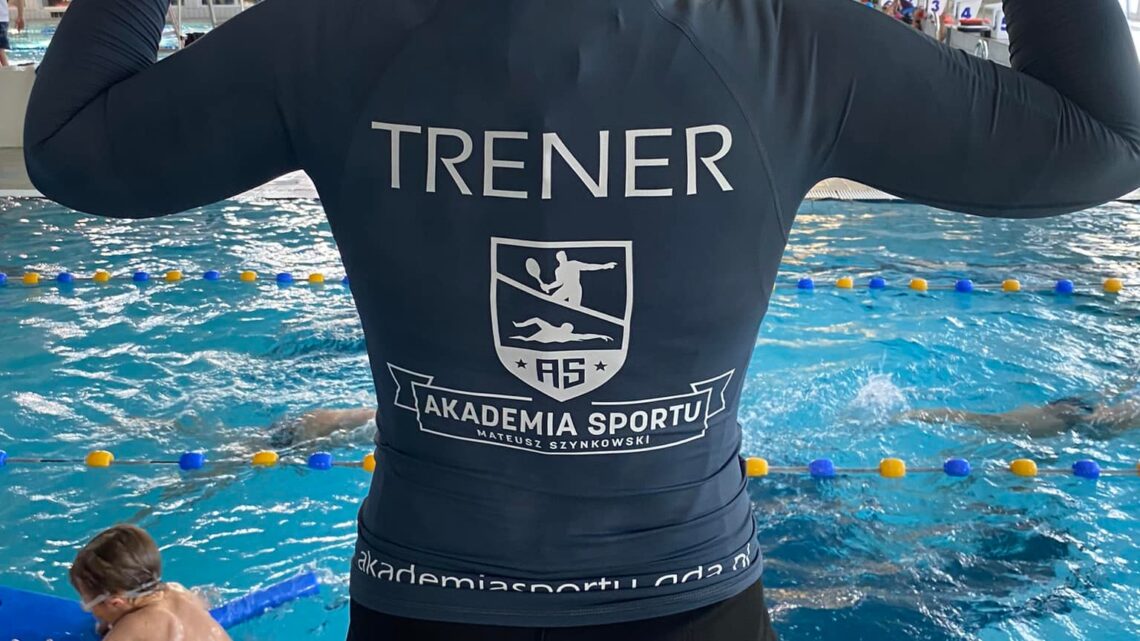 Szkoła Pływania Akademia Sportu - nauka i doskonalenie pływania, trener podczas zajęć