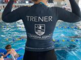 Szkoła Pływania Akademia Sportu - nauka i doskonalenie pływania, trener podczas zajęć